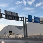 Entrada al muelle. De las tres entradas que hay la que debemos utilizar es la nueva, podemos leer las señalizaciones MELILLA-FERRY
