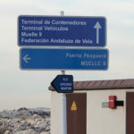 Pasado el primer indicador del Muelle 8 llegamos al segundo que nos indica que debemos ir dirección Puerto pesquero. Debajo podemos leer P.I.F.